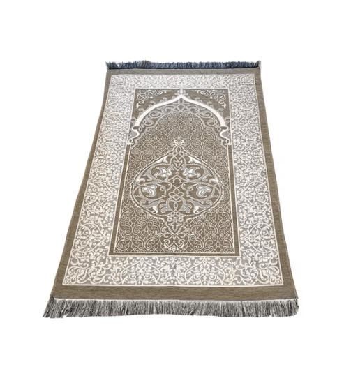 Ismani Prayer Mat – Soft and elegant premium janamaz with intricate design and fringe edges.